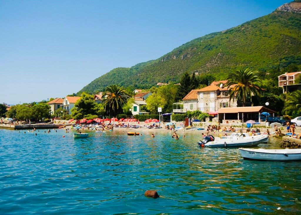 ホテル Vila Duricic 300M Od Mora Ðenovići エクステリア 写真